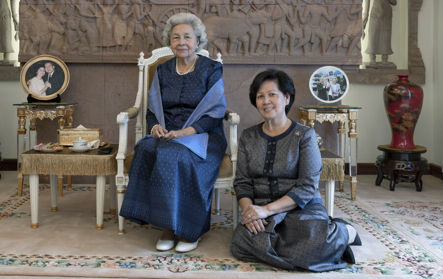 La reine Monineath et la princesse Arunrasmy, dernière fille du roi Sihanouk, dans un salon de la résidence royale.